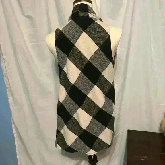 Luii Women’s Open Vest. 
Back And White Plaid. 
Pockets. 
Size small - Picture 2 of 7